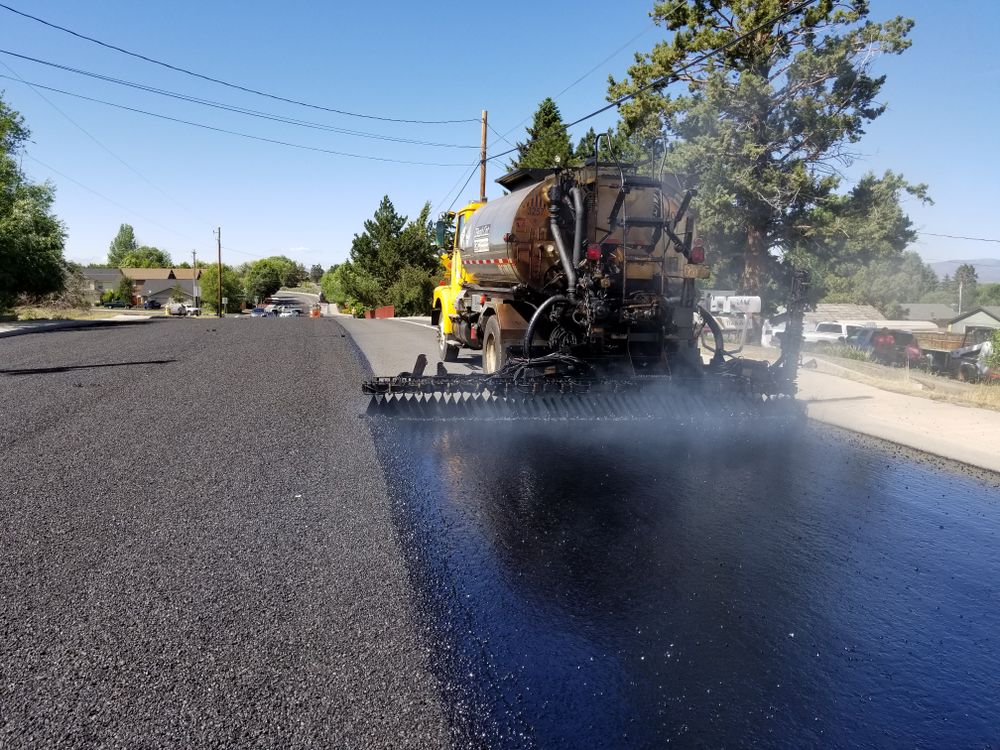 Camion équipé d’une rampe de pulvérisation sur un chantier routier.