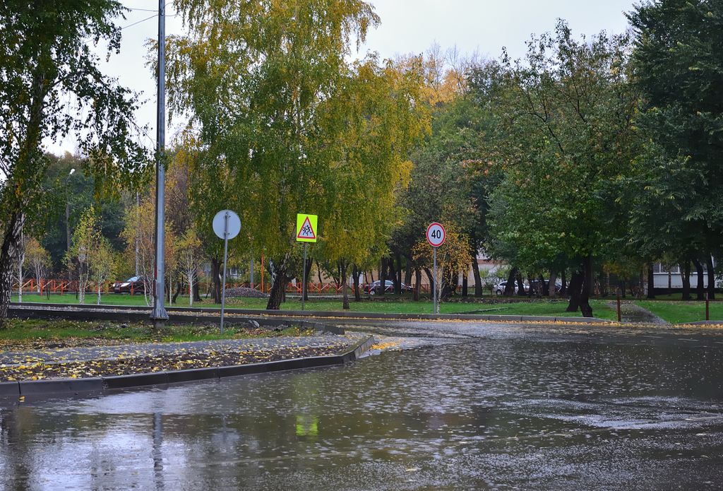 Una strada con acqua accumulata dopo la pioggia.