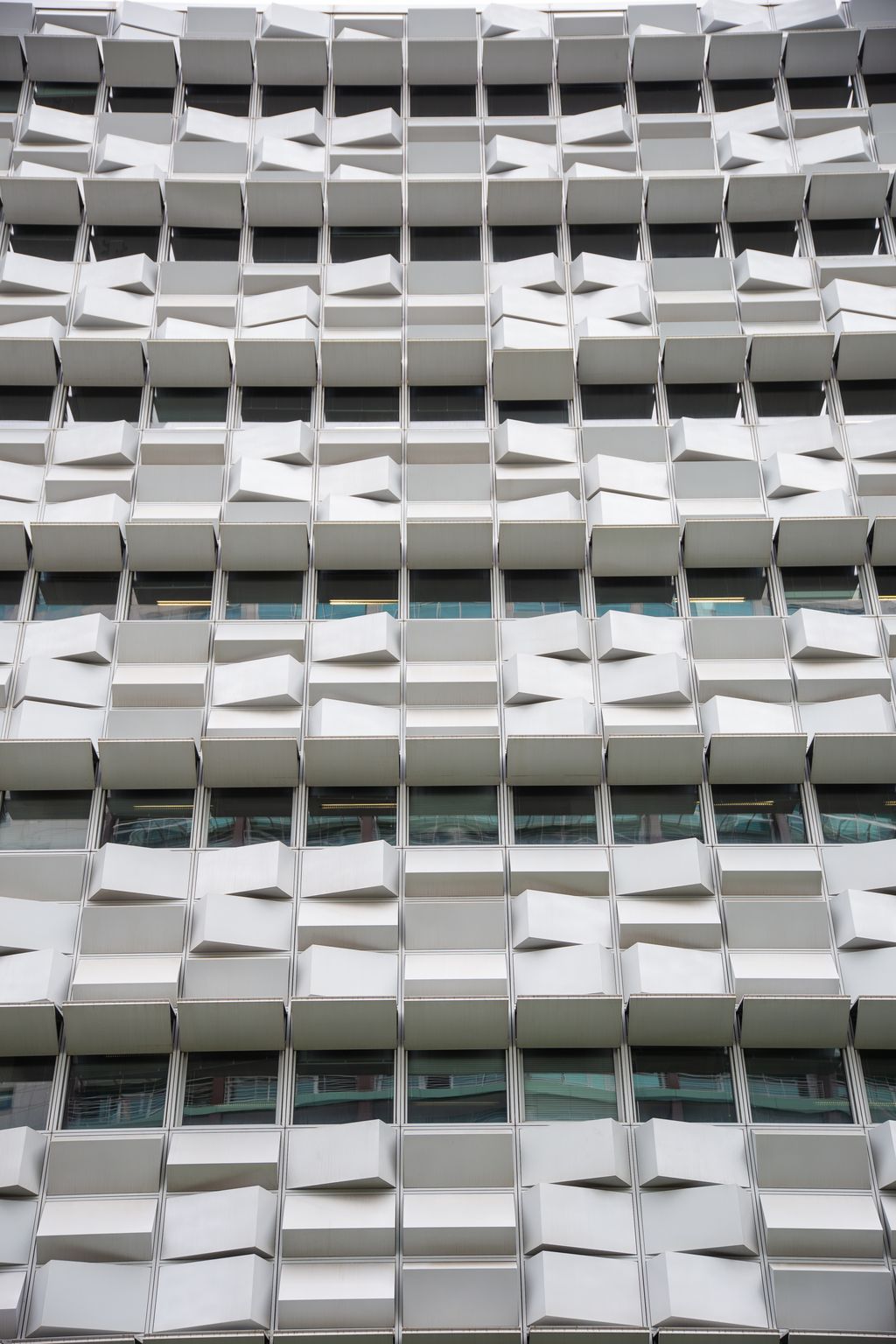 Fachada geométrica de um edifício em Lisboa.