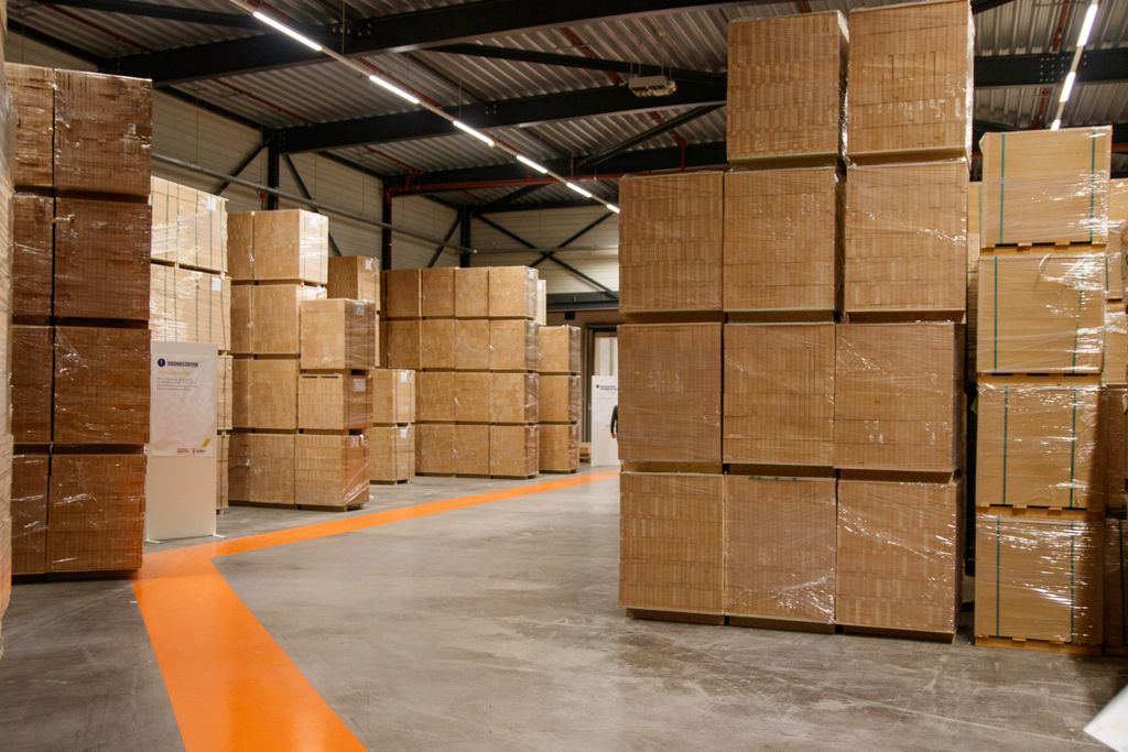 Des palettes de cartons entreposées dans un bâtiment logistique.