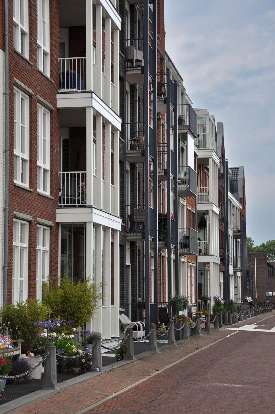 Moderne appartementsgebouwen langs een straat in Nederland.