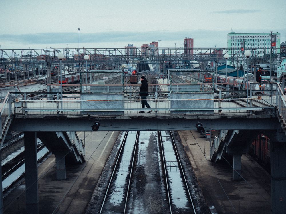 Pasarela peatonal sobre varias vías de ferrocarril.
